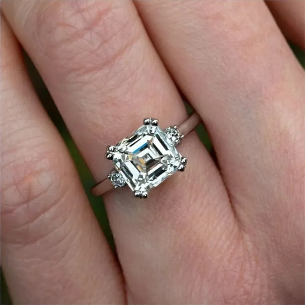 The Cushion Cut Classic in 925 and cubic zirconia.